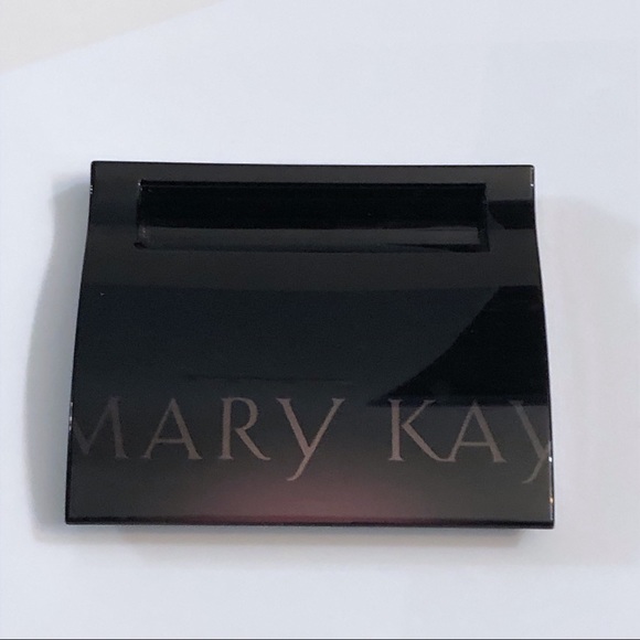 Discontinued Mary Kay refillable compact (empty). - Picture 3 of 9